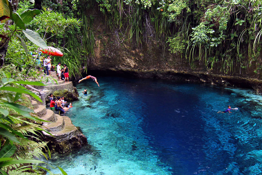 Hồ bơi ở sông Enchanted (Philippines): Hồ bơi và thác nước Tinuy-Ann ở sông Enchanted trên đảo Mindanao là một trong số những điểm tham quan đẹp nhất Philippines. Màu nước trong xanh tĩnh lặng cùng không gian mát mẻ khiến bất cứ ai cũng muốn được nhảy xuống ngâm mình trong hồ nước. Ảnh: BackPackers.