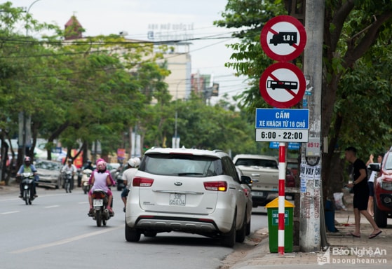 Ngày 6/12/2016, UBND tỉnh Nghệ An ban hành Quyết định số 70/2016/QĐ-UBND về tuyến đường, thời gian hạn chế lưu thông trên 75 tuyến đường nội thành từ 6 giờ đến 22 giờ hàng ngày. Ảnh: Thành Cường.