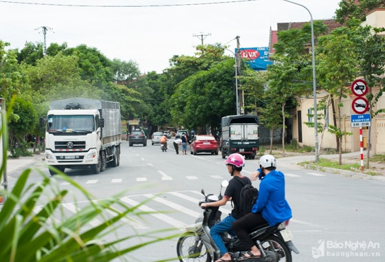   Theo đó, trong nội thành, xe tải có khối lượng hàng hóa được phép chuyên chở từ 1,8 tấn trở lên và xe chở khách từ 16 chỗ ngồi trở lên không được lưu thông từ 6 giờ đến 22 giờ trên 50 tuyến đường chính. Ảnh: Thành Cường.