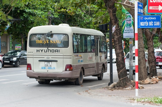 Thế nhưng, không khó để bắt gặp tình trạng xe tải lớn, xe khách trên 16 chỗ ngồi lưu thông ở nhiều tuyến đường đã được cắm biển cấm. Ảnh: Thành Cường.