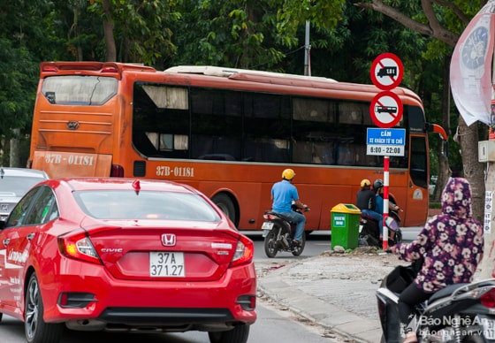 Biển cấm được cắm ở đầu đường Lê Hồng Phong, rõ ràng, không che bị tầm nhìn nhưng chiếc xe khách này vẫn nghênh ngang đi vào lúc giờ cao điểm (16h08 ngày 1/8). Ảnh: Thành Cường.