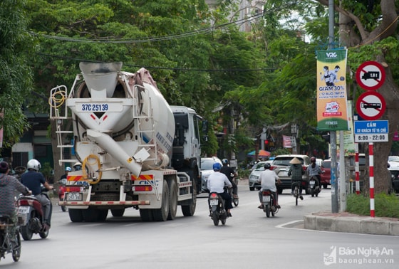 Cũng trên đường Lê Hồng Phong đoạn giao với đường Nguyễn Văn Cừ, một xe chở bê tông tươi vô tư lưu thông. Ảnh chụp lúc 16h30 ngày 4/8. Ảnh: Thành Cường.