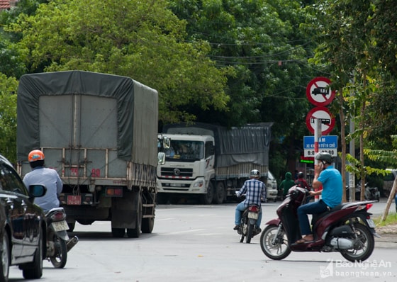  Các phương tiện có kích thước cồng kềnh, tải trọng lớn lưu thông vào các tuyến đường chính trong nội thành, đặc biệt vào các khung giờ cao điểm là một trong những nguyên nhân gây ùn tắc và mất trật an toàn giao thông. Ảnh chụp lúc 10h ngày 3/8. Ảnh: Thành Cường