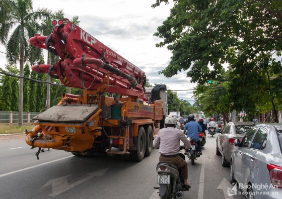  Theo quy định tại Điểm b, Khoản 4, Điều 5 của Nghị định số 46/2018/NĐ-CP, mức phạt tiền từ 800.000 - 1.200.000 đồng cho các vi phạm (xe tải đi vào đường có biển báo cấm), đồng thời bị áp dụng hình thức phạt bổ sung tước quyền sử dụng GPLX (thời hạn 1 tháng). Ảnh: Thành Cường.