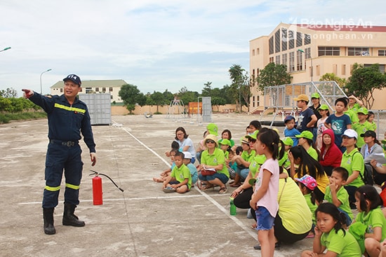 Chương trình trải nghiệm do Hope&Believe Club (nhóm các ông bố bà mẹ chia sẻ quan điểm về giáo dục trẻ và tạo cộng đồng giao lưu, học hỏi lẫn nhau giữa các bậc phụ huyng) phối hợp với Cảnh sát Phòng cháy chữa cháy (PCCC) tỉnh Nghệ An tổ chức. Ảnh: Chu Thanh