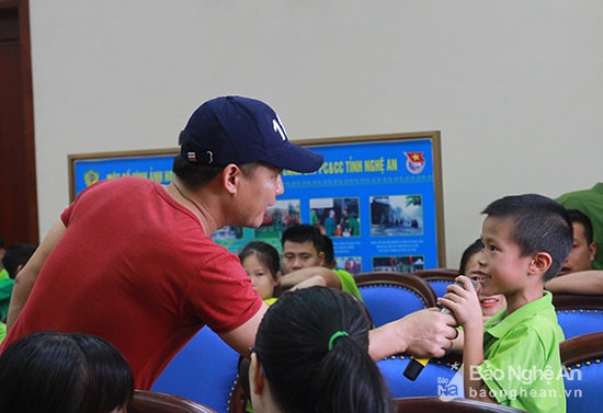 Các bé rất hào hứng trả lời các câu hỏi tìm hiểu kỹ năng bảo vệ cho bản thân như kỹ năng thoát nạn trong đám cháy, các bước xử lý khi có đám cháy... Ảnh: Chu Thanh