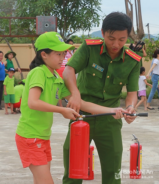 Sau phần dạy kỹ năng, các bé và các bậc phụ huynh được hướng dẫn học cách sử dụng bình cứu hỏa, sử dụng phương tiện cứu hộ, cứu nạn. Ảnh: Chu Thanh