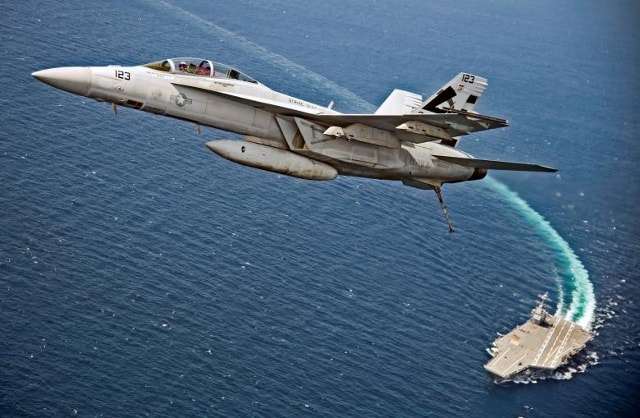 Chiếc F/A-18F Super Hornet cất cánh thành công từ tàu sân bay