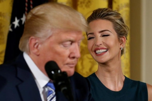 Ivanka Trump cười nhạo một bình luận của cha cô là Donald Trump trong một sự kiện kinh doanh nhỏ tại Nhà Trắng ở Washington, ngày 1 tháng 8 năm 2017. 