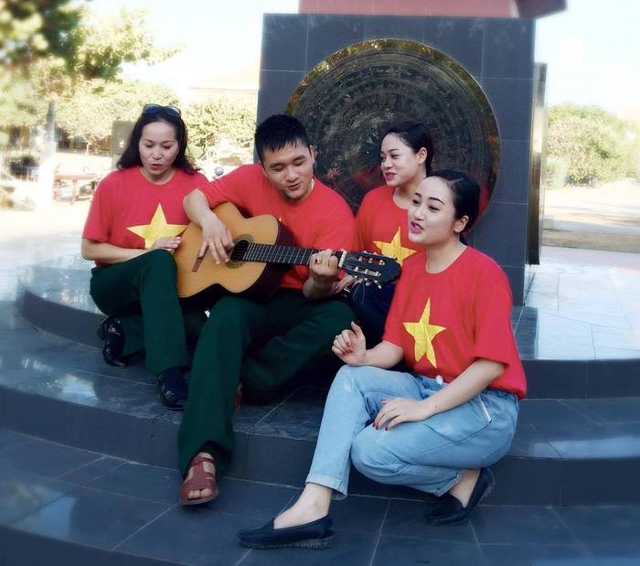 Việt Hòa trong một chuyến lưu diễn ở Trường Sa.Ảnh: NVCC