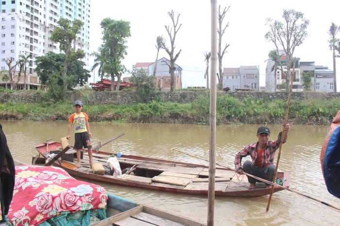 Đánh cá trên sông Vinh. Ảnh: Đào Tuấn