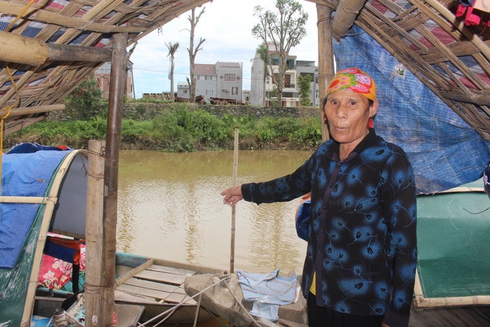 Bà Trần Thị Mùi giới thiệu con thuyền của gia đình mình. Ảnh: Đào Tuấn