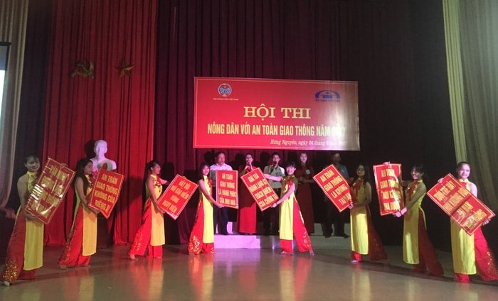 Màn chào hỏi của xã Hưng Thắng. Ảnh: Hồng Sơn