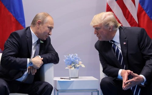 Tổng thống Mỹ Donald Trump (phải) và Tổng thống Nga Vladimir Putin trong cuộc gặp tại Hamburg, Đức, tháng 7/2017 - Ảnh: Reuters.