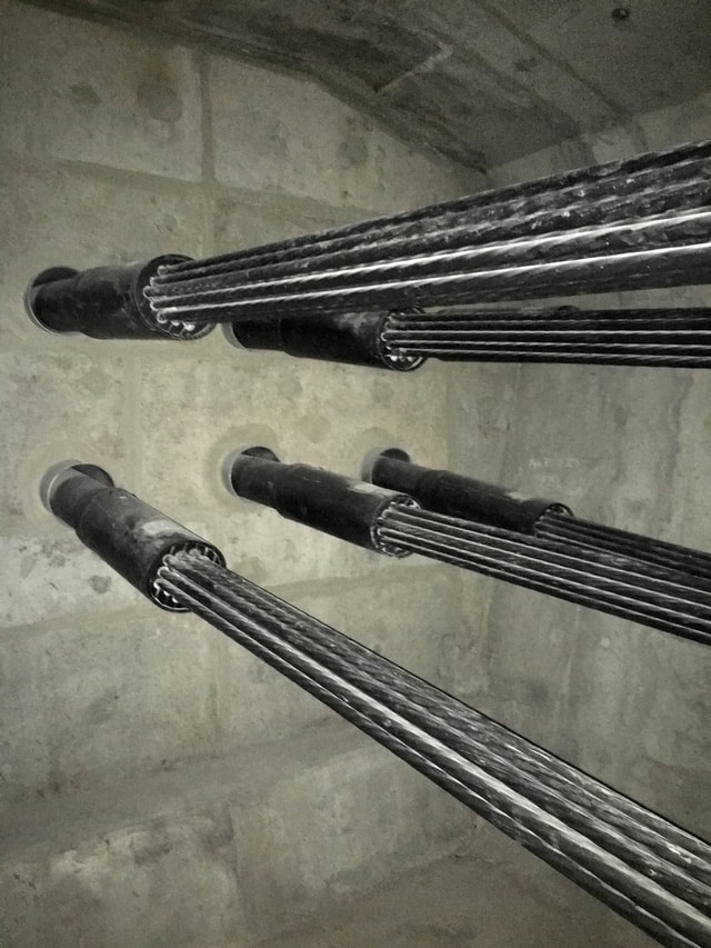 Hệ thống cáp lắp ngầm bên trong hầm cầu vượt