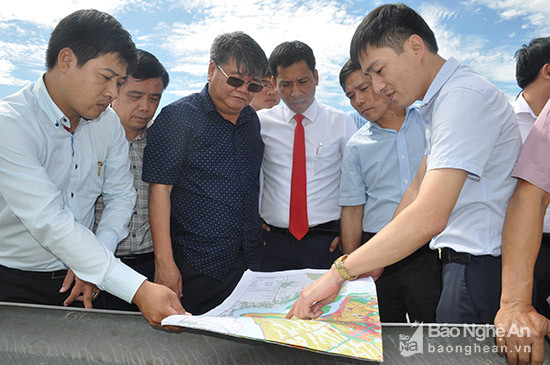 Đoàn công tác xem sơ đồ thực địa khu vực Hưng Hoà, Thành phố Vinh. Ảnh: Thu Huyền 