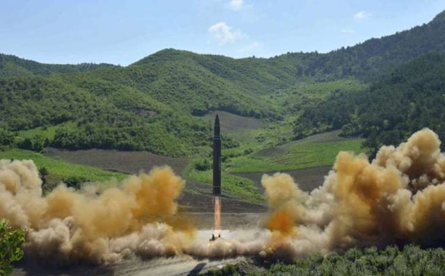 Hình ảnh vụ phóng thử tên lửa Hwasong-14 mà Triều Tiên tiến hành hôm 4/7/2017