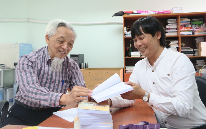 Giáo sư - Bác sỹ Nguyễn Huy Dung giới thiệu một số tác phẩm với độc giả. Ảnh: Nguyên Thảo