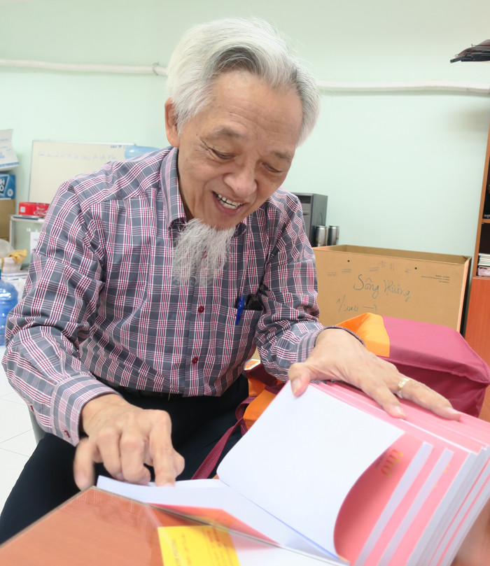 Giáo sư - Bác sỹ Nguyễn Huy Dung vẫn miệt mài say mê nghiên cứu cho ra đời những tập thơ mới. Ảnh: Khôi Nguyên Thảo
