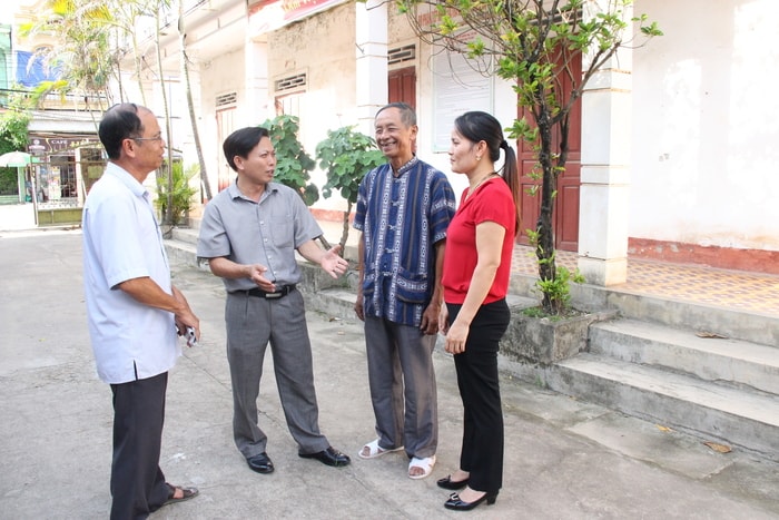 Đồng chí Biện Văn Trung - Bí thư Đảng ủy thị trấn Nam Đàn (thứ 2 trái sang) trao đổi với các Bí thư chi bộ về công tác phát triển đảng viên.