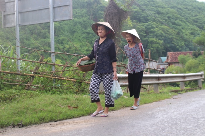 1.Tuần nào cũng vậy, vào Chủ nhật bà con nhân dân trong và ngoài xã Tam Thái lại kéo nhau về  họp chợ. Đi chợ phiên đã trở thành một nét văn hóa đậm đà bản sắc dân tộc. Chợ phiên Tam Thái (Tương Dương) cách trung tâm huyện chừng 10km. Ảnh: Đình Tuân