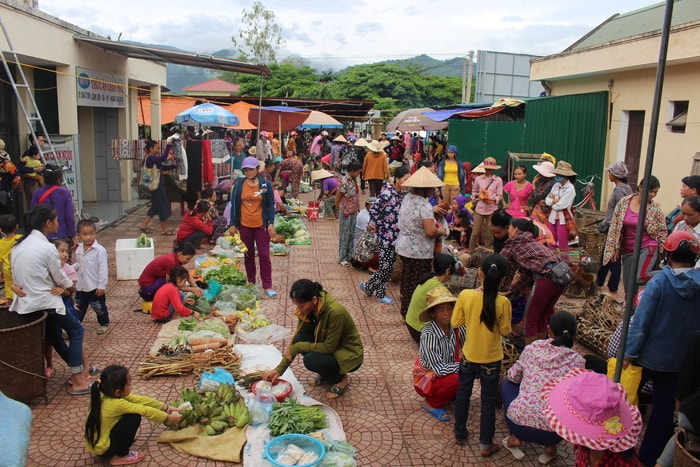 Mỗi phiên chợ đều thu hút rất đông người dân từ các làng bản về cùng nhau mua bán, trao đổi hàng hóa tạo nên bức tranh đa sắc màu, phản ánh chân thực cuộc sống của những con người nơi vùng cao. Ảnh: Đình Tuân