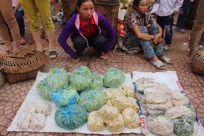 3.Chợ phiên là nơi để bà con trên địa bàn tham gia trao đổi các mặt hàng chủ yếu do mình săn bắt, hái lượm trong rừng, trong vườn nhà. Ảnh: Đình Tuân.