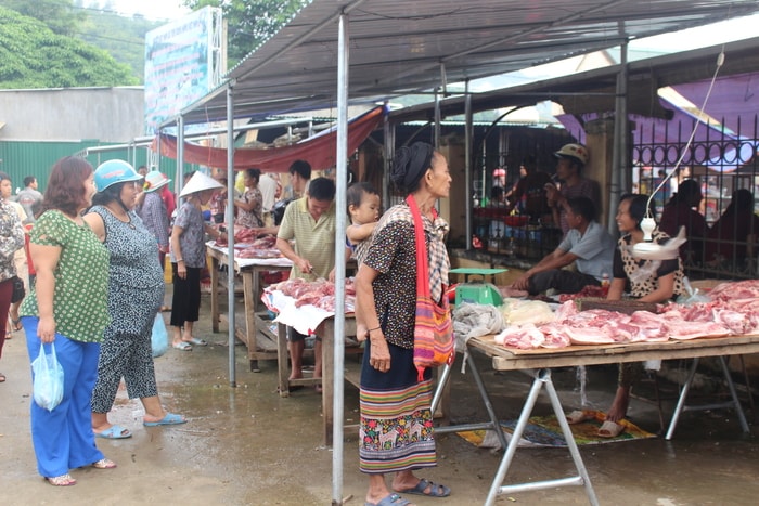 4.Thịt lợn, thịt bò luôn tươi sạch ( được bà chăn thả tự nhiện) nên mặt hàng được nhiều người dân và khách tham quan để ý. Thịt lợn có giá bán từ 150 -200.000 đồng. Ảnh: Đình Tuân 