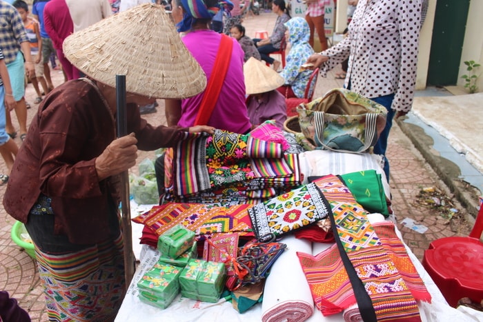 7.Mặt hàng dệt thổ cẩm là một trong những mặt hàng không thể thiếu được trong mỗi phiên chợ. Ảnh: Đình Tuân