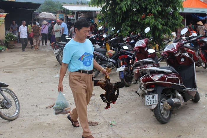 Có khá nhiều người nhà cách chợ 15- 20km nhưng vẫn đến để mua sắm, vì họ cho rằng các mặt hàng ở đây đều “sạch”. Ảnh: Đình Tuân