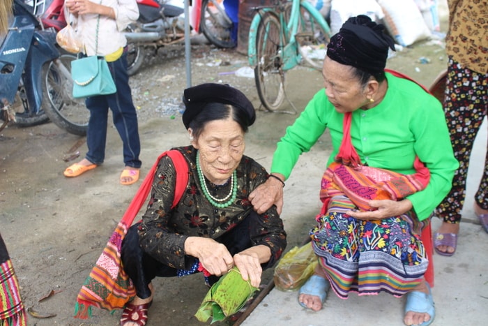 Chợ phiên Tam Thái không chỉ là nơi trao đổi hàng hóa đơn thuần, mà đây còn là một nét đặc sắc của một phiên chợ vùng cao. Chợ phiên Tam Thái mang đậm nét sinh hoạt cộng đồng của người dân tộc vùng cao miền Tây Xứ Nghệ, lưu giữ những giá trị bản sắc văn hóa truyền thống độc đáo. Hiện nay, chợ phiên đang ngày càng thu hút đông đảo thực khách đến mua sắm và trải nghiệm. Ảnh: Đình Tuân