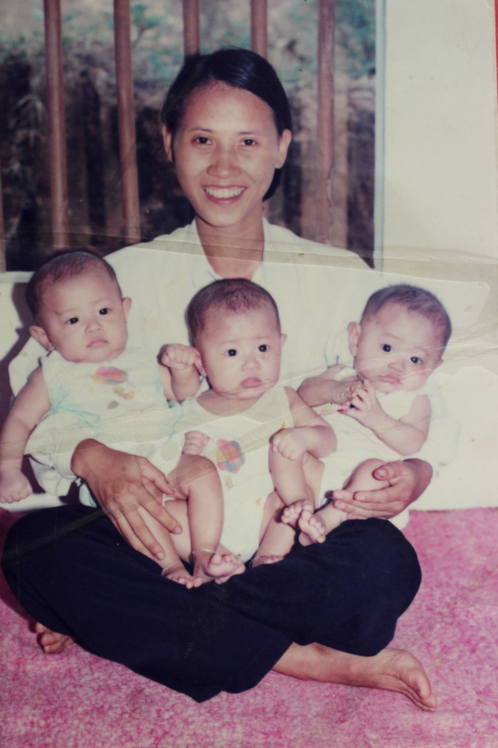 18 năm trước, bà Thái Thị Tân trở dạ sinh một lần 3 người con trai. Ông trưởng họ đã đặt tên cho các em là Nguyễn Doãn Mạnh, Nguyễn Doãn  Trọng, Nguyễn Doãn Vinh. Ảnh: NVCC