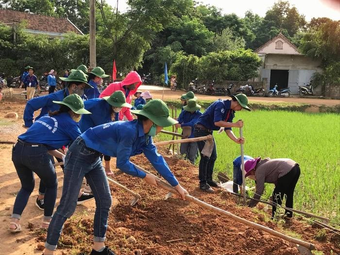 Đoàn viên, thanh niên chung tay làm công trìnhh thanh niên tại trường mầm non Nghĩa Mai, huyện Nghĩa Đàn. Ảnh: Minh Thái.