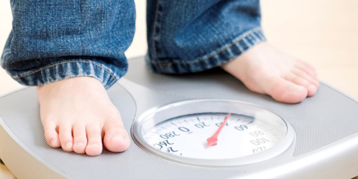 Các vấn đề cân nặng: Những người có hoạt động tuyến giáp kém hiệu quả có sự trao đổi chất thấp hơn. Do đó, họ cảm thấy tăng cân hay gặp phải một số vấn đề về cân nặng. Hình ảnh: KT.