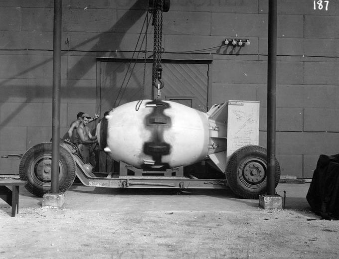 Bom Fat Man được đưa lên thiết bị vận chuyển để kiểm tra lần cuối.