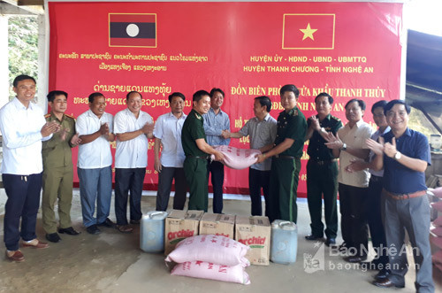 Đồng chí Nguyễn Hữu Hiền – P. Chủ tịch UBND huyện cùng đoàn đã bàn giao lương thực, thực phẩm hỗ trợ cho nhân dân, lực lượng vũ trang huyện Xay Chăm Phon. Ảnh: 