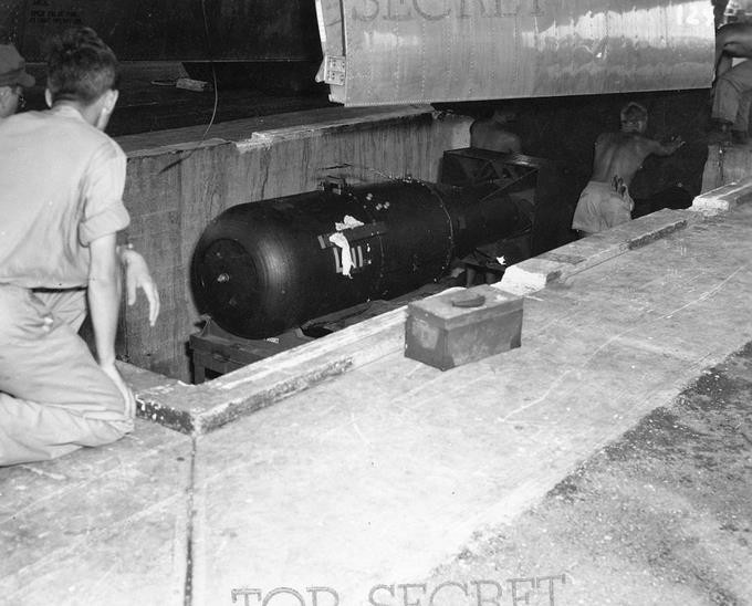 Vải bạt được tháo ra để chuẩn bị chuyển bom lên máy bay.