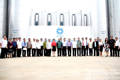 Đại diện Vinamilk và Đoàn Đại biểu Đảng Nhân dân cách mạng Lào chụp ảnh lưu niệm tại Nhà máy Sữa Việt Nam.