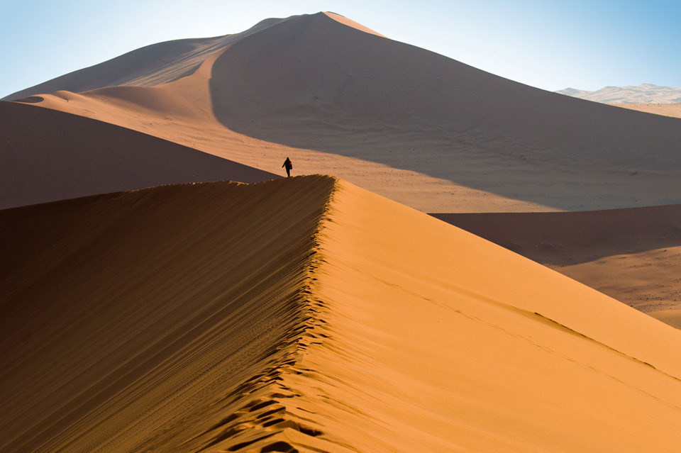 Phần lớn chúng ta nghĩ Sahara là những đồi cát mênh mông vô tận. Ở phía nam Libya, các cồn cát này có thể cao tới 180 m. Ảnh: World Insight.