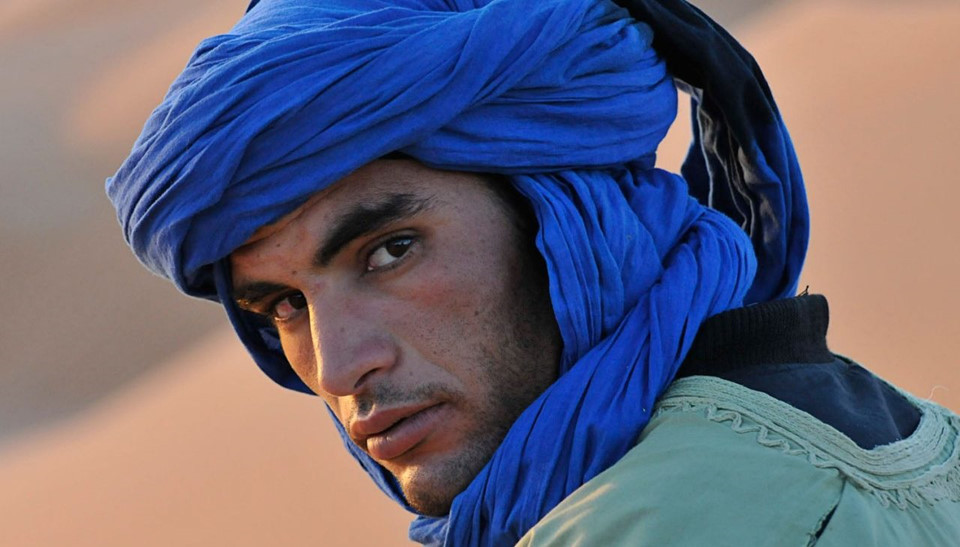 Trong đó, phần lớn là dân du mục, như bộ tộc Tuareg hay “Những người áo xanh của Sahara” với trang phục màu xanh nổi bật. Ảnh: Eupedia.