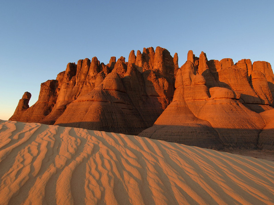 Tuy nhiên, sa mạc nổi tiếng này còn có các biển cát, đồng bằng sỏi, cao nguyên đá, thung lũng, đồng bằng muối, núi, sông, suối... Sahara chỉ có 30% là cát. Ảnh: Traveler Corner.
