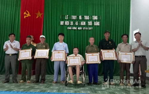 Trao tặng Huy hiệu 45 tuổi Đảng cho các đảng viên. Ảnh: Phan Giang