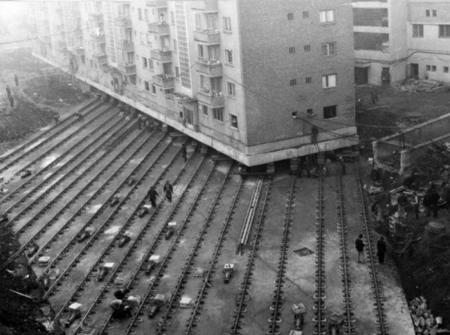 Di dời tòa nhà 7.600 tấn bằng nhân lực, thành phố Alba Julia, Romanian, 1987. 