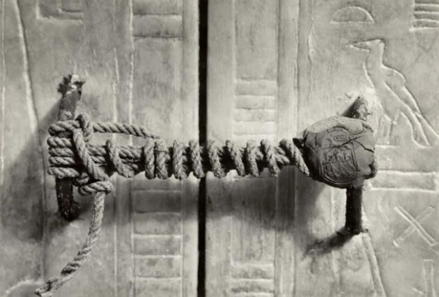 Chiếc dây thừng niêm phong hầm mộ vua Tutankhamen, 1922. Nó đã “canh gác” nơi này trong 3245 năm.  Kỷ vật của thời gian. Ký ức và những gì thiêng liêng nơi đó nếu được ngủ yên, thì có lẽ sẽ tốt hơn đào bới chúng lên…Nhưng vào những năm đó, toàn bộ vùng Thung Lũng các Vị vua ở Ai Cập bắt đầu bị đào xới không thương tiếc nhân danh “khảo cổ”…