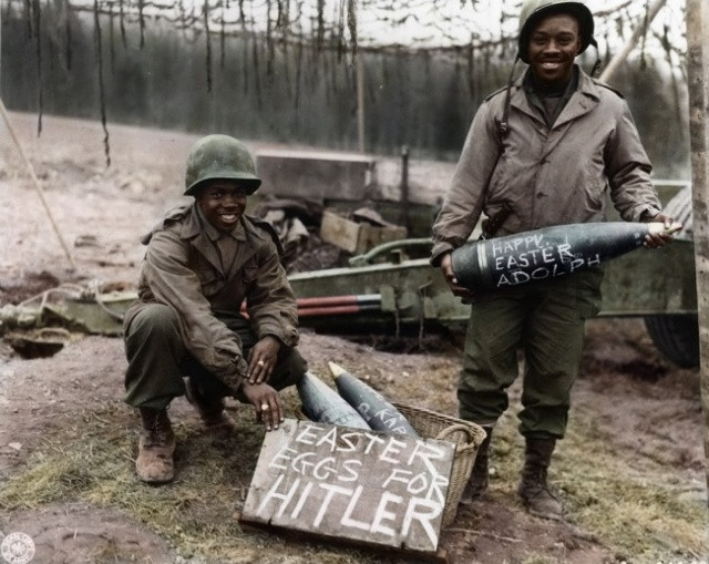  Binh sỹ trong Thế chiến II, lễ Phục Sinh 1944.  Những quả trứng phục sinh dành cho Hitler có hình dáng trái bom..