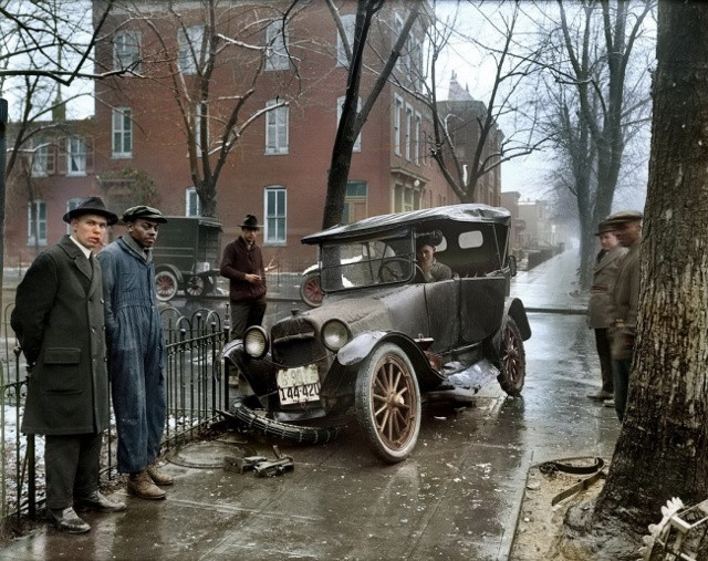 Một vụ tai nạn ở Washington, 1921.   Xe thô sơ tai nạn cũng mang dáng vẻ thô sơ…