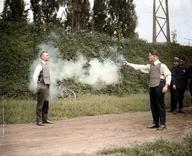 Thử áo chống đạn năm 1923.  Quả là anh hùng.