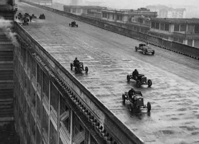 Công nhân hãng xe Fiat đua xe trên nóc nhà máy ở Turin, Italy năm 1923. 