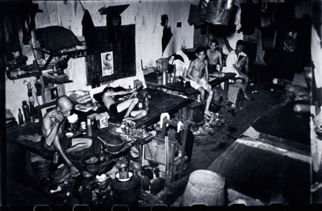 Một khu nhà ổ chuột của những người nghiện ma túy ở Singapore, 1941.  Sự khủng khiếp của độc dược giết người….