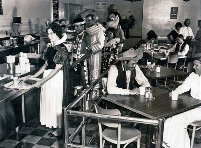  Phòng ăn của nhân viên công ty Walt Disney, 1961.  Đủ cả Bạch Tuyết, cao bồi miền tây, phi hành gia, Mickey, Donald…